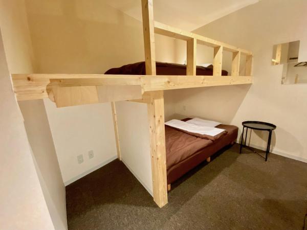 Osaka Guesthouse Nest : photo 4 de la chambre chambre avec lits superposés et salle de bains commune