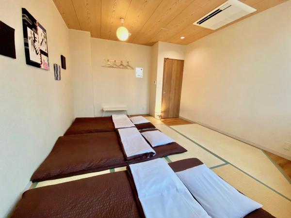 Osaka Guesthouse Nest : photo 3 de la chambre chambre triple de style japonais avec salle de bains commune