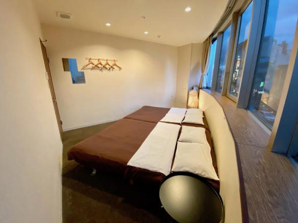 Osaka Guesthouse Nest : photo 3 de la chambre chambre lits jumeaux avec 2 lits doubles et salle de bains commune