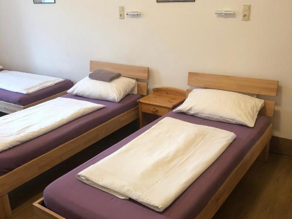 Hotel Pension Schmellergarten : photo 1 de la chambre chambre quadruple avec douche et toilettes communes