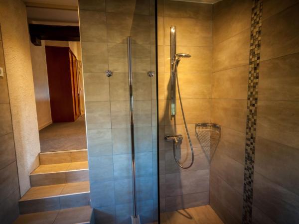 Auberge Du Roua : photo 5 de la chambre chambre confort - vue sur piscine