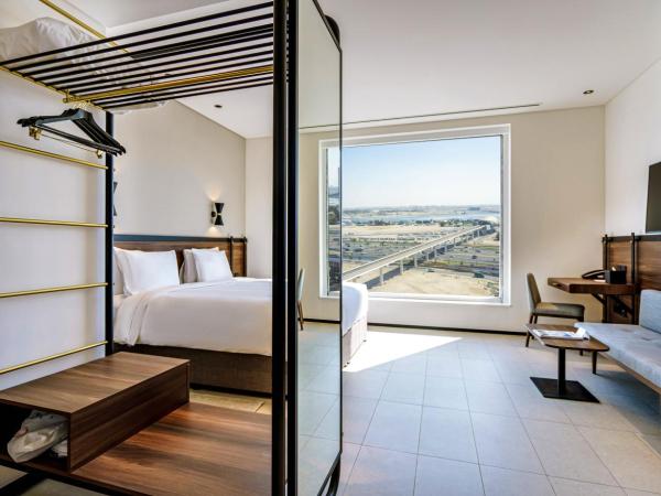 FORM Hotel Al Jadaf, Dubai, a Member of Design Hotels : photo 1 de la chambre chambre lit king-size idéale - vue sur ville