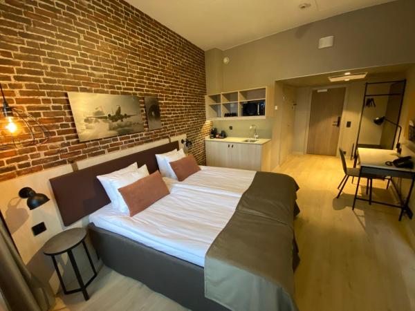 Skyline Airport Hotel : photo 6 de la chambre chambre familiale standard avec kitchenette (5 adultes)