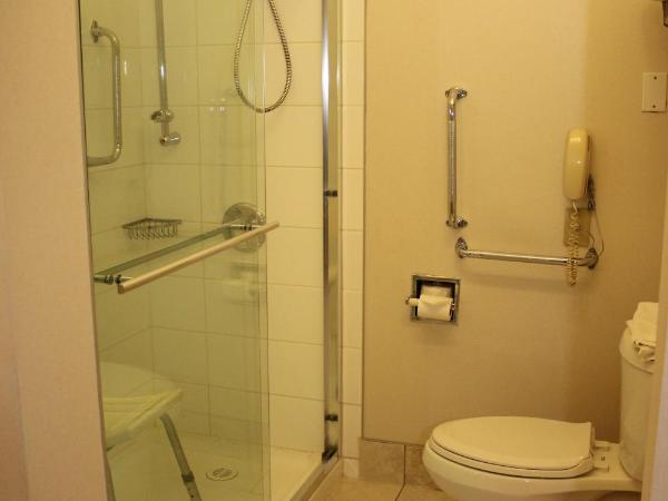 Ramada by Wyndham Edmonton South : photo 2 de la chambre chambre avec 2 lits queen-size - accessible aux personnes à mobilité réduite - non-fumeurs 