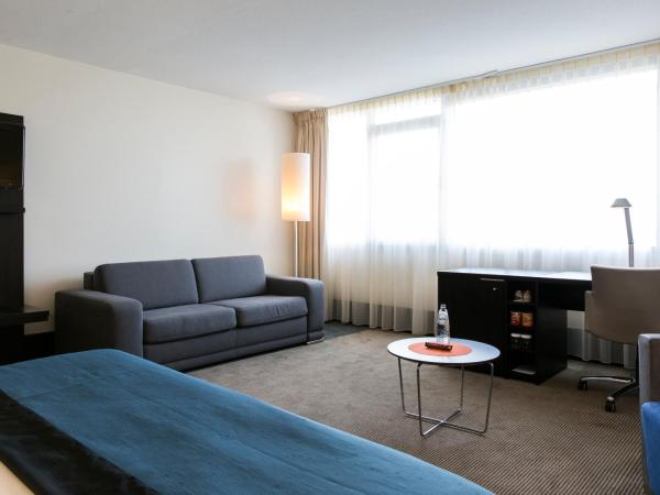 Holiday Inn Eindhoven Centre, an IHG Hotel : photo 2 de la chambre suite lit king-size avec canapé-lit
