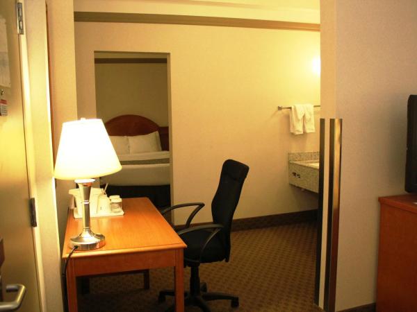 Ramada by Wyndham Edmonton South : photo 5 de la chambre suite studio - non-fumeurs