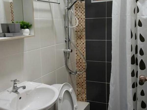 GH Great Homes : photo 2 de la chambre single room (front) with aircond & wall fan