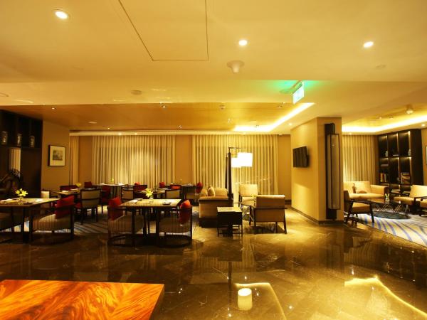 Crowne Plaza New Delhi Mayur Vihar Noida, an IHG Hotel : photo 5 de la chambre chambre lit king-size standard - accès au salon