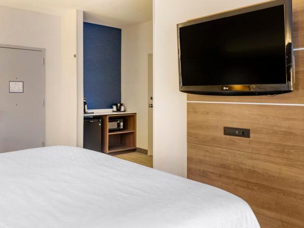 Holiday Inn Express Hotel & Suites Albuquerque Midtown, an IHG Hotel : photo 6 de la chambre chambre lit king-size exécutive avec canapé-lit