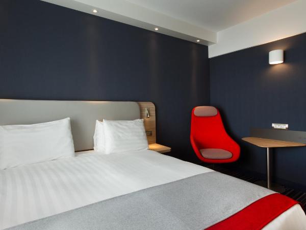 Holiday Inn Express Geneva Airport, an IHG Hotel : photo 5 de la chambre chambre lit queen-size - non-fumeurs