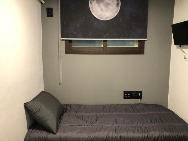 Apollo Guesthouse : photo 5 de la chambre chambre simple avec salle de bains privative