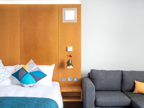 Holiday Inn Bournemouth, an IHG Hotel : photo 10 de la chambre chambre double avec canapé-lit