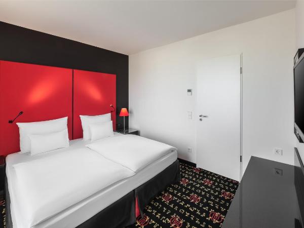 Holiday Inn Munich - Westpark, an IHG Hotel : photo 2 de la chambre suite king avec canapé-lit et vue sur le jardin