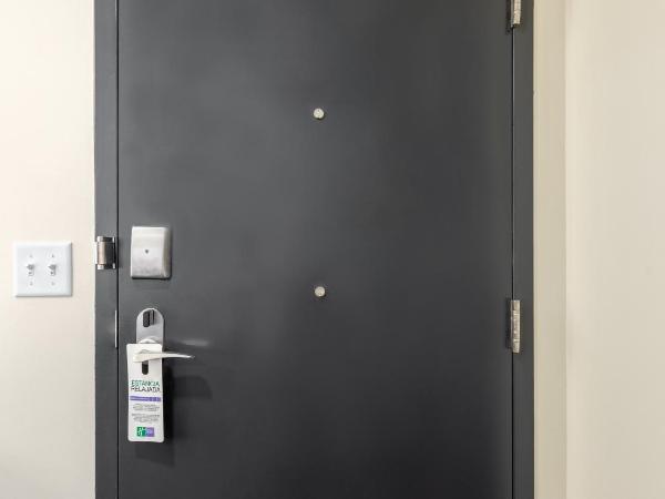 Holiday Inn Resort Panama City Beach - Beachfront, an IHG Hotel : photo 4 de la chambre hébergement avec 2 lits queen-size et douche accessible en fauteuil roulant - pour personnes à mobilité réduite/malentendantes - premier Étage