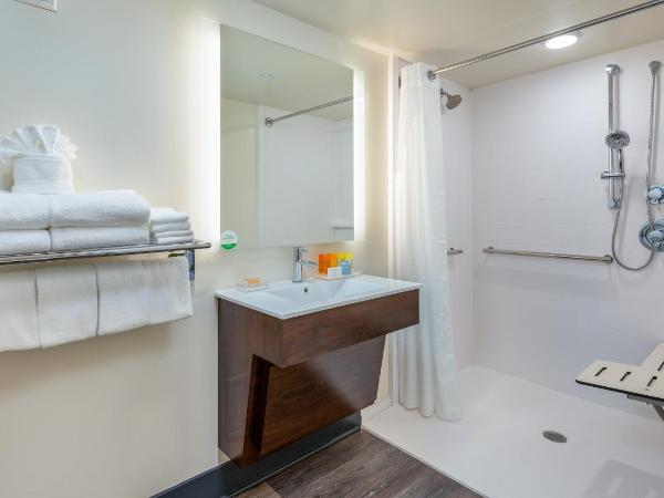 Holiday Inn Resort Panama City Beach - Beachfront, an IHG Hotel : photo 1 de la chambre hébergement avec 2 lits queen-size et douche accessible en fauteuil roulant - pour personnes à mobilité réduite/malentendantes - premier Étage