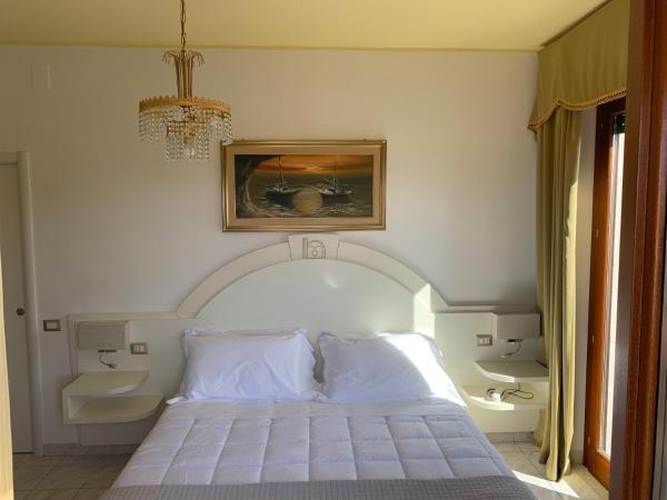 Hotel La Margherita & SPA : photo 7 de la chambre chambre double ou lits jumeaux avec balcon - vue sur mer