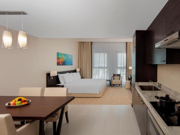 Hyatt Place Dubai Al Rigga Residences : photo 1 de la chambre ce studio comprend une cuisine.