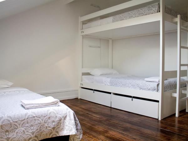 WW Hostel & Suites : photo 1 de la chambre lit dans dortoir de 3 lits avec salle de bains commune