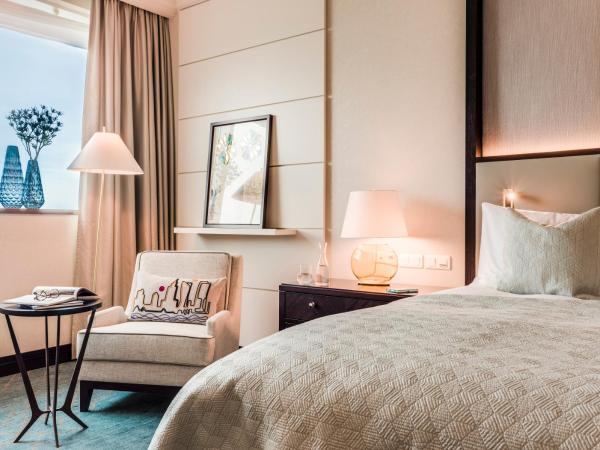 InterContinental Warszawa, an IHG Hotel : photo 4 de la chambre hébergement lit king-size avec accès au salon - vue sur palais