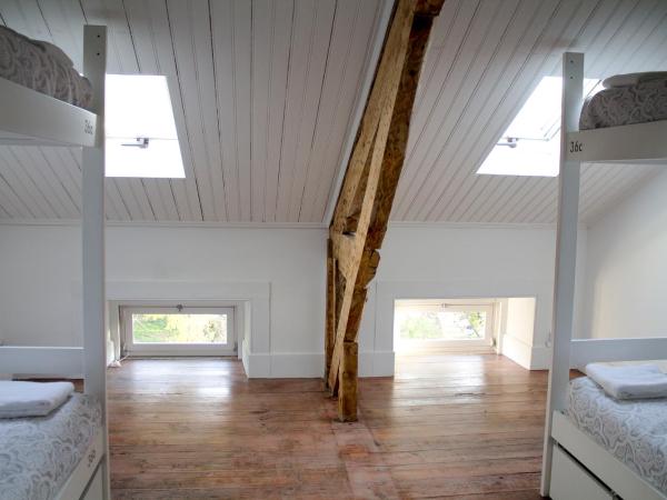 WW Hostel & Suites : photo 4 de la chambre lit dans dortoir de 4 lits avec salle de bains commune