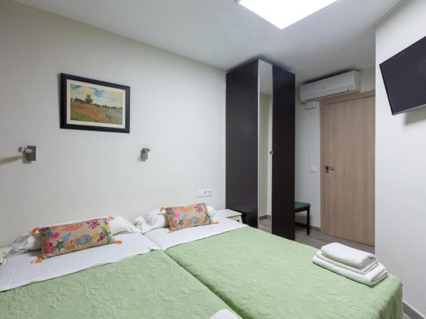 Hostal LIWI : photo 1 de la chambre chambre double avec salle de bains privative