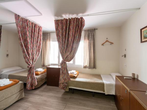 Hostal LIWI : photo 3 de la chambre lit dans un dortoir de 4 lits