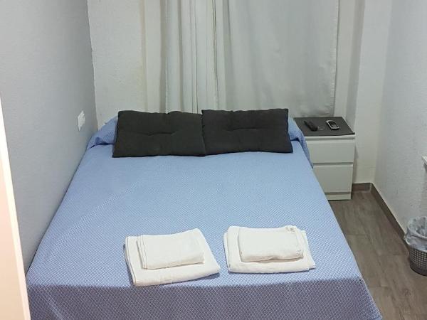 Guesthouse Central : photo 1 de la chambre chambre double avec salle de bains privative