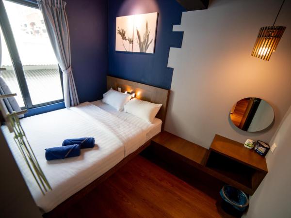 Homy Seafront Hostel : photo 1 de la chambre chambre lit queen-size avec salle de bains commune 