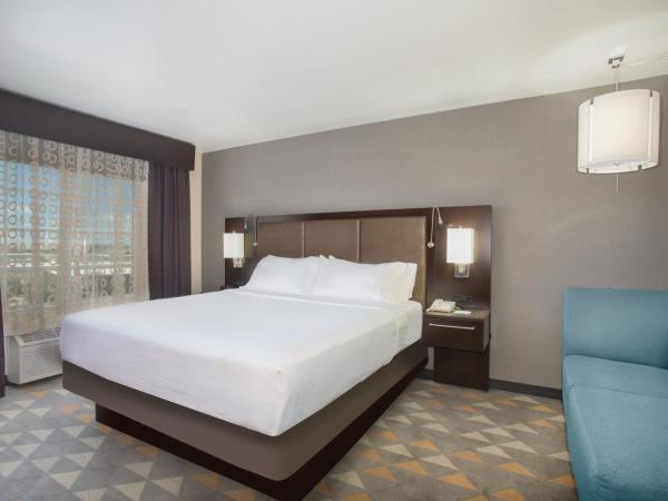 Holiday Inn Colorado Springs - Airport, an IHG Hotel : photo 2 de la chambre chambre lit king-size avec douche accessible en fauteuil roulant - adaptée aux personnes à mobilité réduite