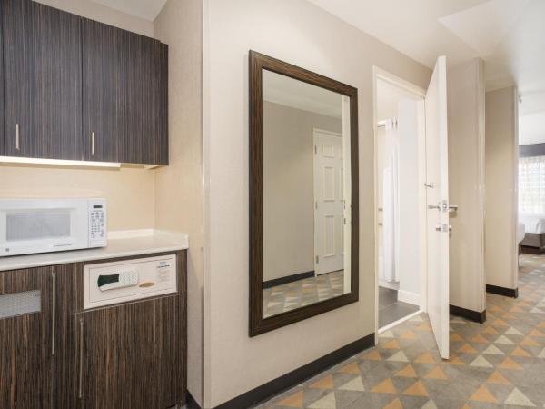 Holiday Inn Colorado Springs - Airport, an IHG Hotel : photo 4 de la chambre chambre double standard avec 2 lits doubles et baignoire accessible aux personnes à mobilité réduite - adaptée aux personnes à mobilité réduite