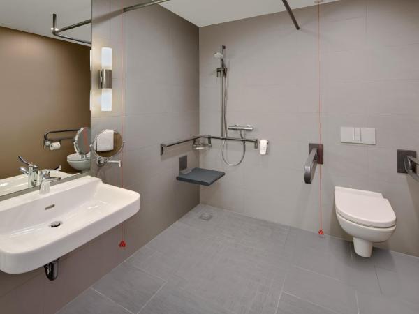 Holiday Inn Düsseldorf City - Toulouser Allee, an IHG Hotel : photo 5 de la chambre chambre lit queen-size - adaptée aux personnes malentendantes