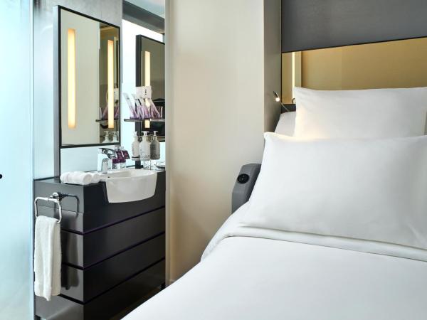 YOTEL Singapore Orchard Road : photo 8 de la chambre hébergement lit queen-size premium