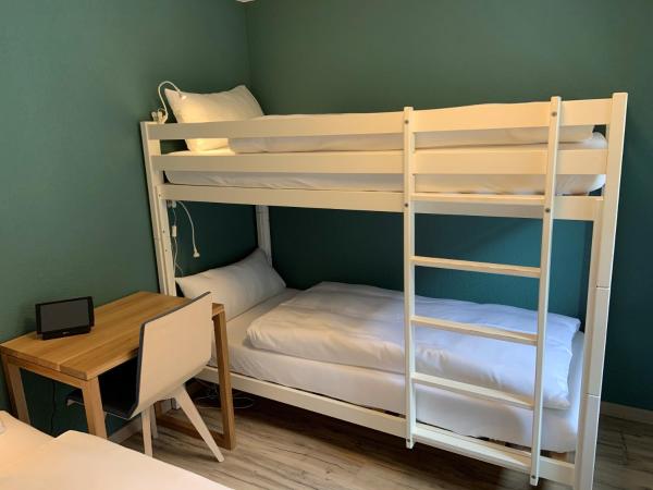 5th Floor Basic Rooms - shared bathrooms : photo 5 de la chambre (5e Étage) chambre quadruple avec salle de bains commune