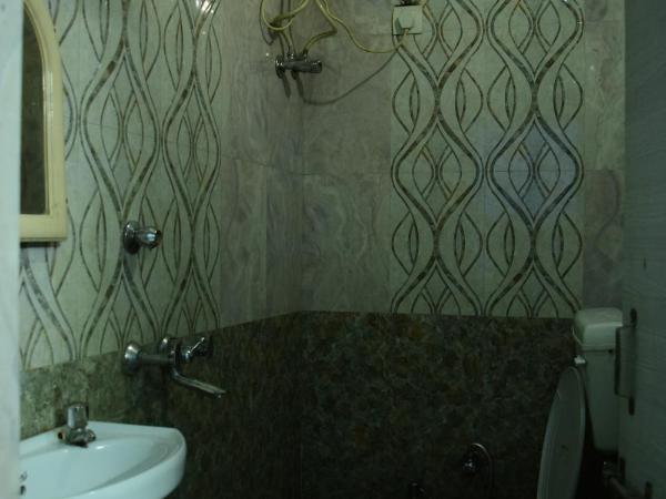 Royal Heritage Guest House : photo 2 de la chambre chambre familiale avec salle de bains privative