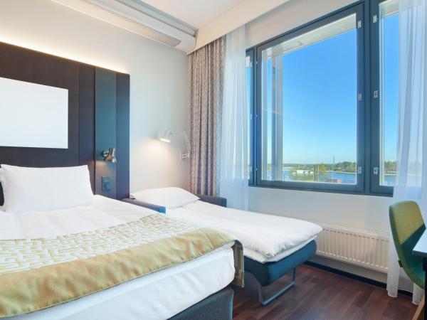 Holiday Inn Helsinki West - Ruoholahti, an IHG Hotel : photo 9 de la chambre chambre lit queen-size standard avec canapé-lit 