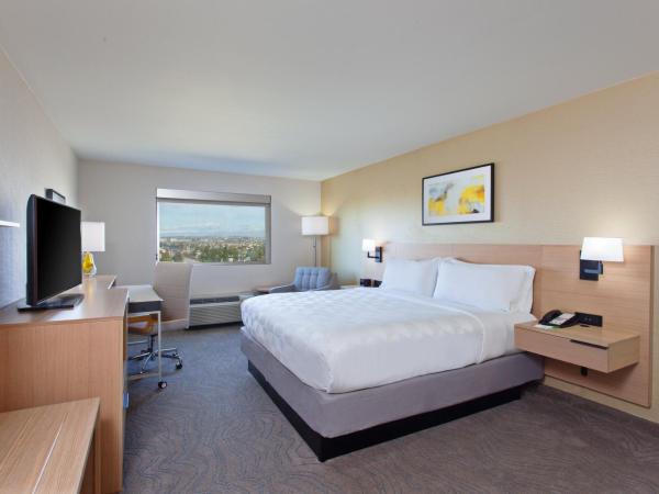 Holiday Inn Los Angeles - LAX Airport, an IHG Hotel : photo 3 de la chambre chambre lit king-size standard avec douche accessible en fauteuil roulant