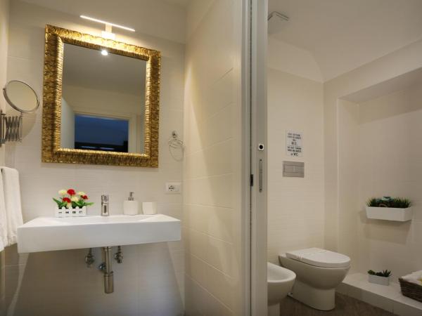 Le Suites Del Duomo House : photo 10 de la chambre chambre triple avec balcon