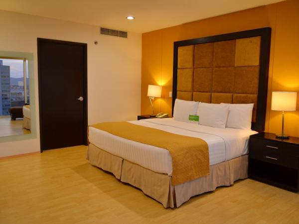 La Quinta by Wyndham Puebla Palmas Angelopolis : photo 2 de la chambre governor king suite with two double beds and city/mountain view - non-smoking