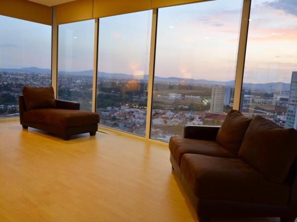 La Quinta by Wyndham Puebla Palmas Angelopolis : photo 5 de la chambre governor king suite with two double beds and city/mountain view - non-smoking