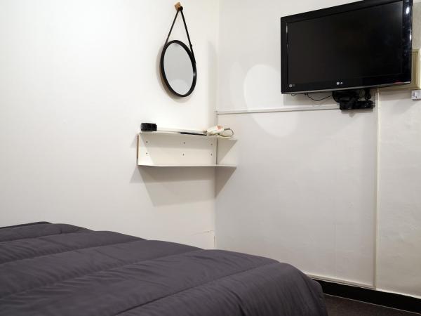 Apollo Guesthouse : photo 10 de la chambre chambre double avec salle de bains privative