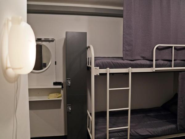 Apollo Guesthouse : photo 8 de la chambre lit dans dortoir pour femmes de 4 lits