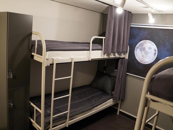 Apollo Guesthouse : photo 4 de la chambre chambre triple avec salle de bains privative