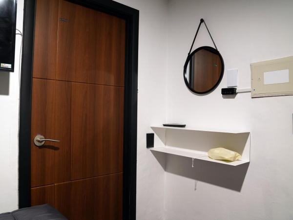 Apollo Guesthouse : photo 6 de la chambre chambre simple avec salle de bains privative