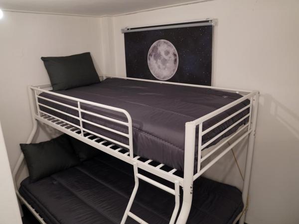 Apollo Guesthouse : photo 5 de la chambre chambre familiale avec salle de bains privative