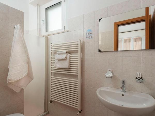 Hotel Petrarca : photo 6 de la chambre chambre double ou lits jumeaux avec balcon