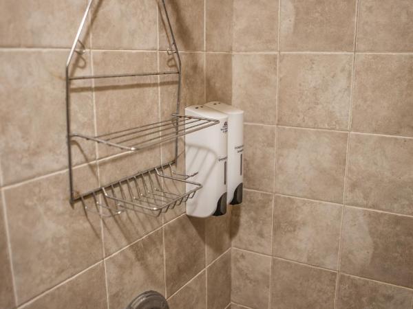 Casa Loma Hotel : photo 8 de la chambre chambre lit queen-size standard avec salle de bains commune