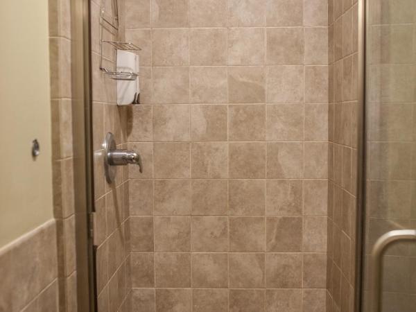 Casa Loma Hotel : photo 9 de la chambre chambre lit queen-size standard avec salle de bains commune