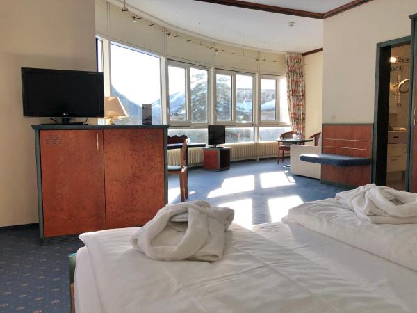 Thermal Hotels & Walliser Alpentherme Leukerbad : photo 2 de la chambre suite junior panoramique