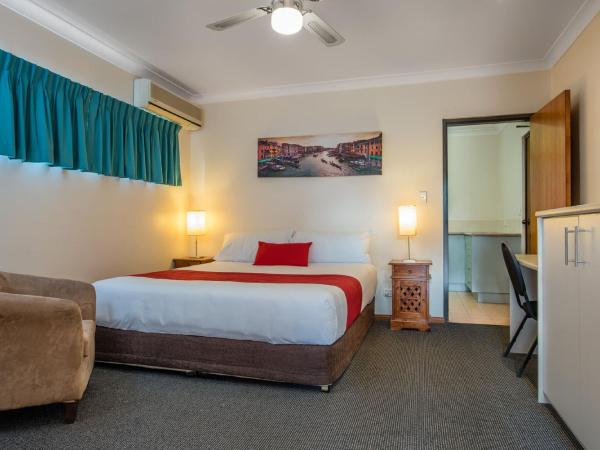 Aspley Carsel Motor Inn : photo 2 de la chambre suite lit king-size de luxe avec cuisine