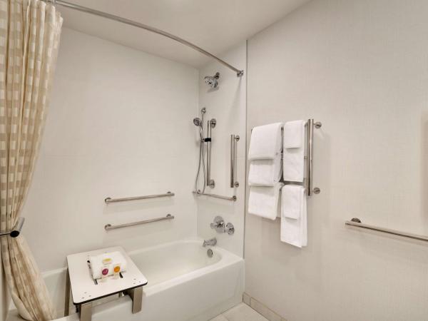 Hyatt Place Tucson Central : photo 1 de la chambre chambre lit king-size avec baignoire accessible aux personnes à mobilité réduite